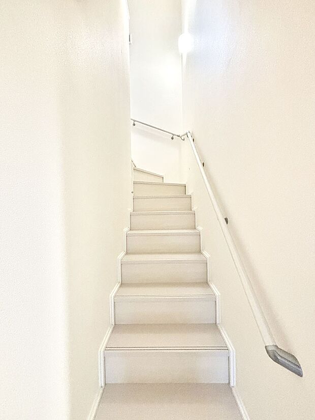 安全性を考慮し階段には手すりを設置しています