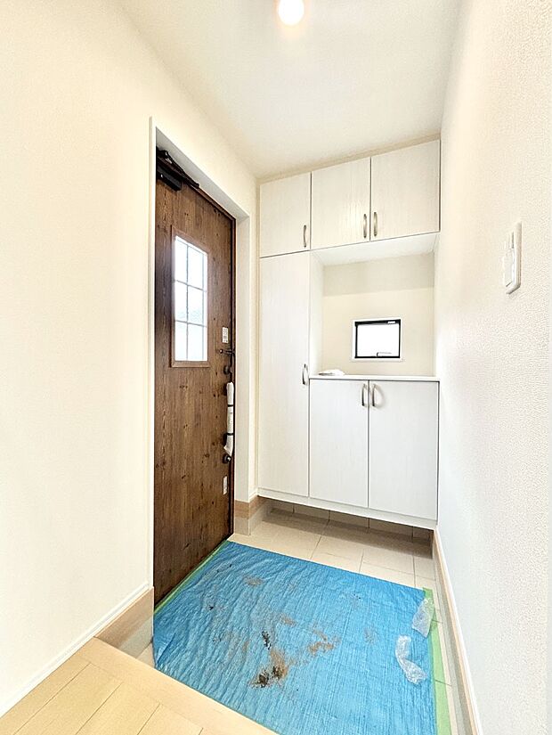 明るい玄関はお客様をお出迎えするのにぴったりです!