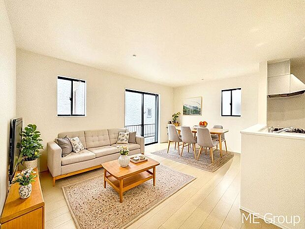 ご家族の賑やかな話し声で包まれる明るいリビング ※家具はCGです