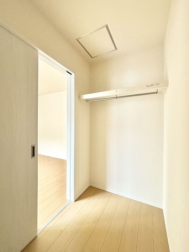 ウォークインクローゼット付きで生活空間を広く利用できます。