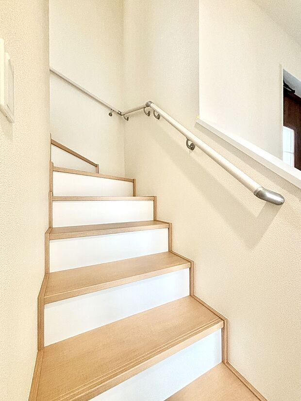 安全性を考慮し階段には手すりを設置しています