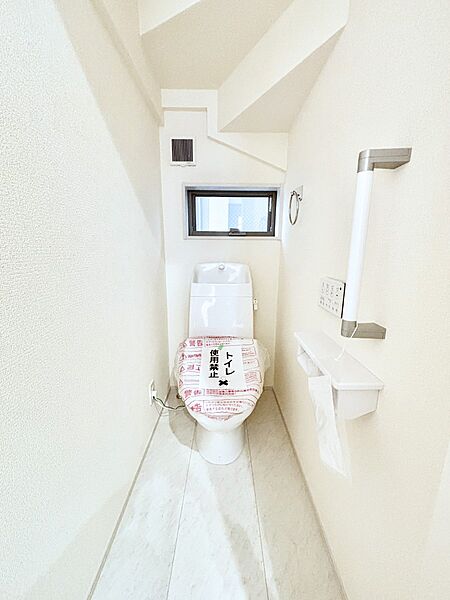 換気用小窓があり、明るく清潔な空間です。
