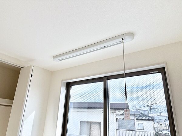 室内物干しポール。梅雨や花粉の時期に大活躍します。