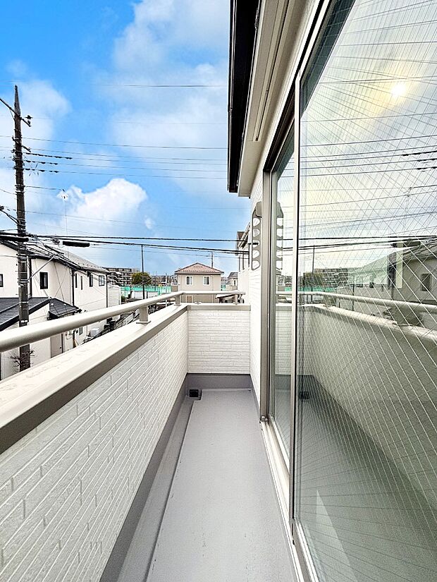 南向きのバルコニー!ご家族の洗濯物はもちろん、お布団もたっぷり干せます!