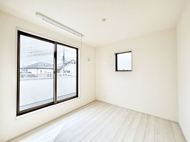 バルコニーが開放感をプラスしてくれる洋室。室内物干し付きです。