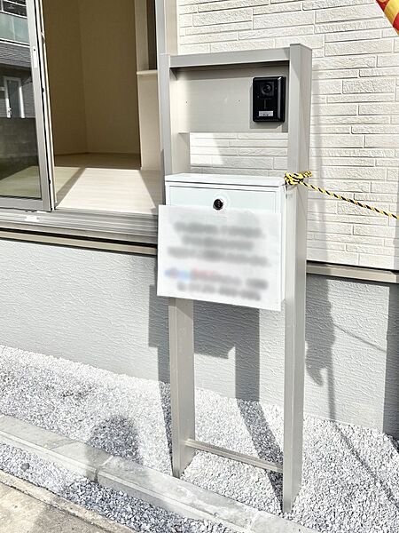 表札・インターホン・ポストをひとつに集約。エントランスになじむシンプルデザイン。