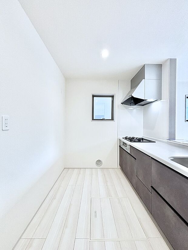 爽やかな風が通り抜けるキッチン。窓があるので明るく換気にも役立ちます。