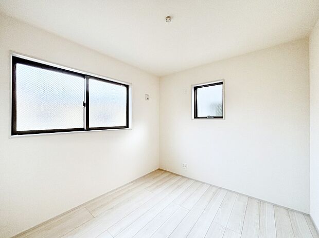 窓からのやさしい光が心地よいプライベートルーム