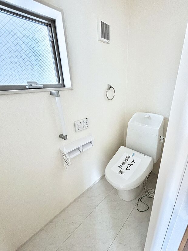 換気用小窓があり、明るく清潔な空間です。