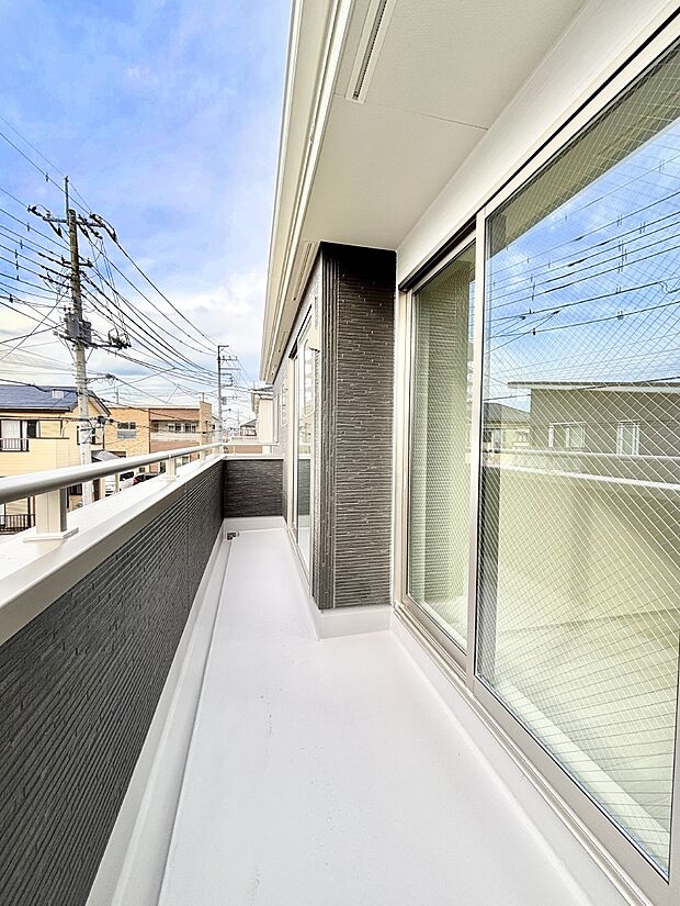 暖かな陽光が降り注ぐバルコニーはお洗濯におすすめ。爽やかな風も心地よいです。