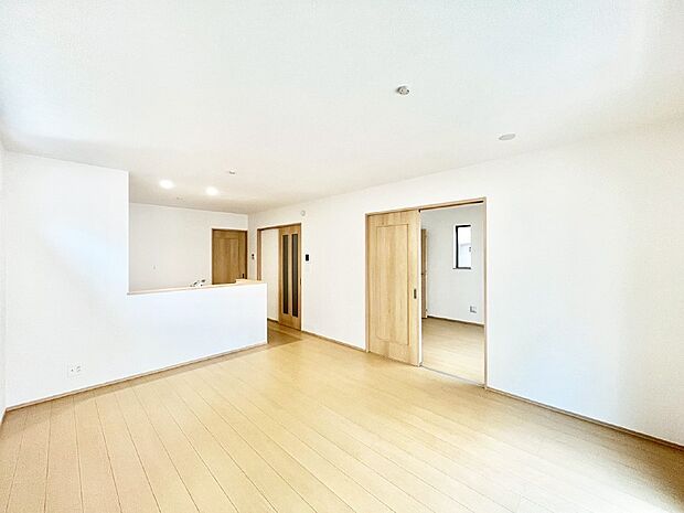 明るい陽光が注ぎ、寛ぎの雰囲気に満たされるリビング・ダイニング。