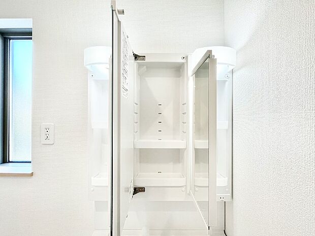 三面鏡の裏に、化粧品や衛生用品などを収納可能。洗面台をすっきりと保ちます!