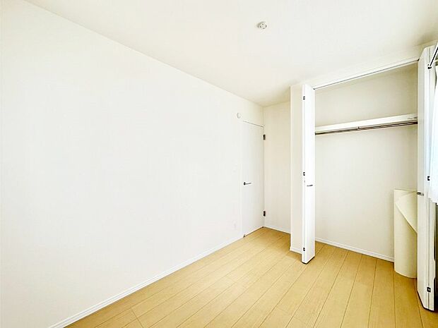 キッチン近くの洋室は個室としても家事室としても活用できそう
