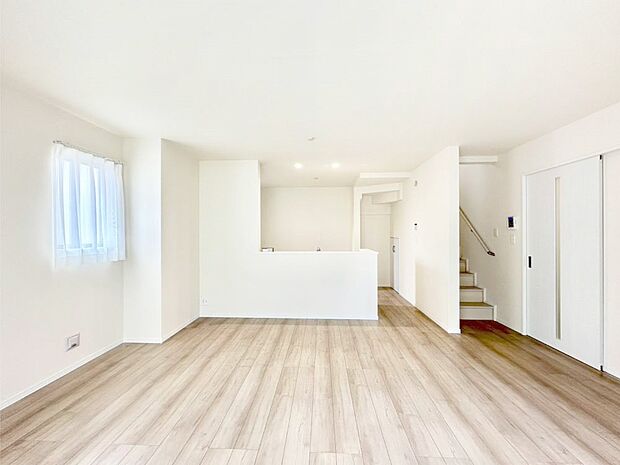 ご家族の賑やかな話し声で包まれる明るいリビング