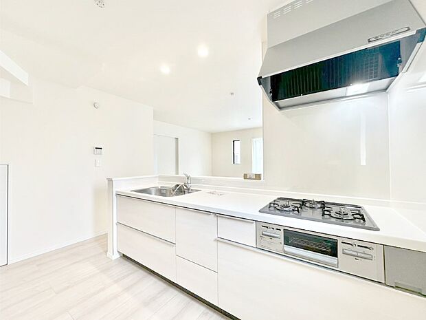 リビングで遊ぶお子様を見守りながらお料理ができる対面キッチン。