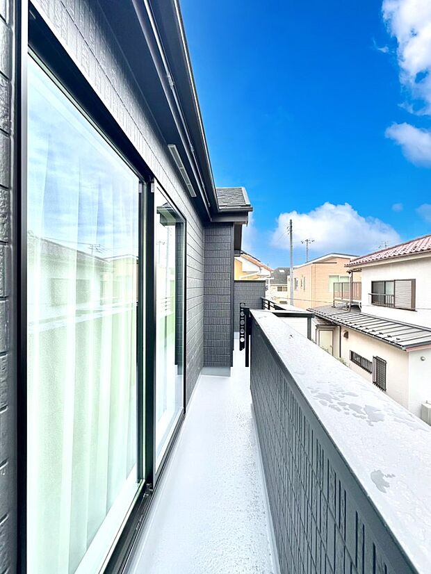 ゆったりバルコニーだから沢山お洗濯ものを干せます。