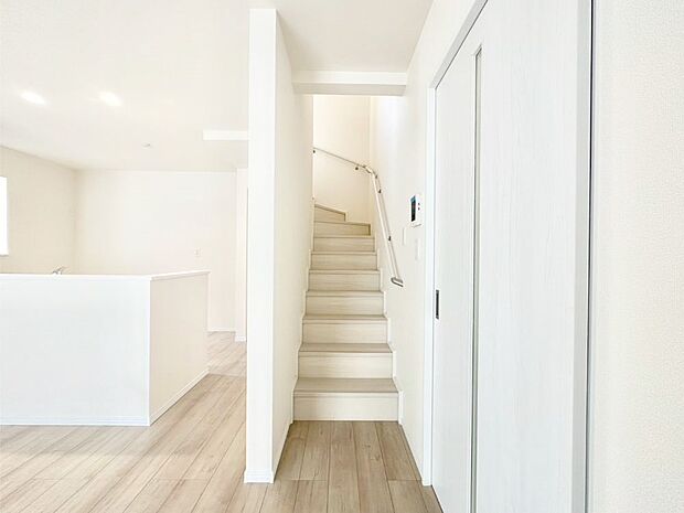 安全性を考慮し階段には手すりを設置しています