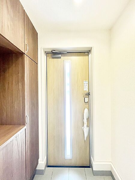 明るい陽光が入り込む玄関。ご家族の靴もスッキリ収納できる玄関収納付き！