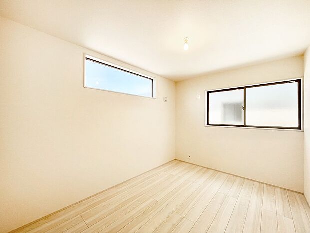 2面採光で気持ちよく自然光が取り入れられるのでお子様のお部屋にもピッタリ