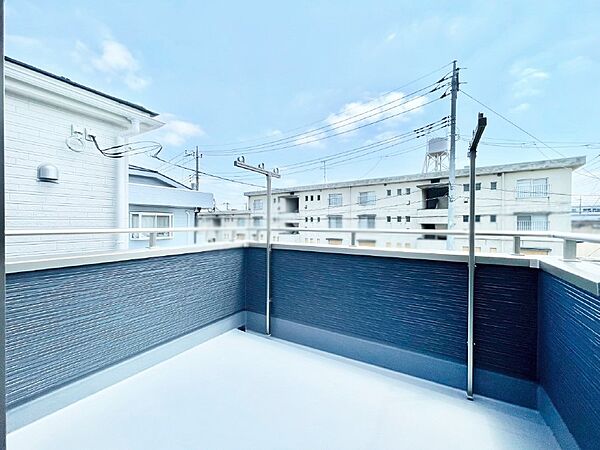 ゆったりバルコニーだから沢山お洗濯ものを干せます。
