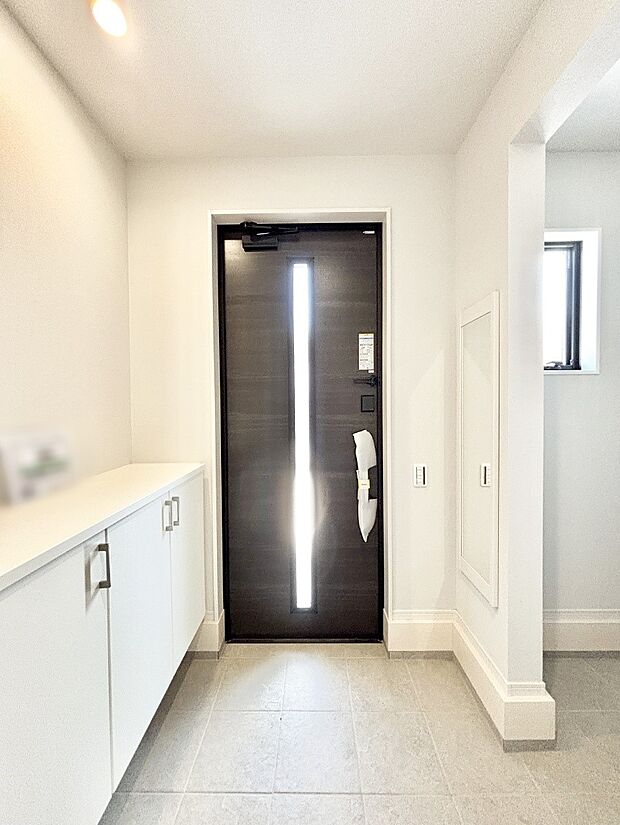 ガラススリットの入った玄関ドアが室内に光を届けてくれます