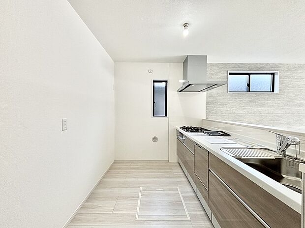 爽やかな風が通り抜けるキッチン。窓があるので明るく換気にも役立ちます。