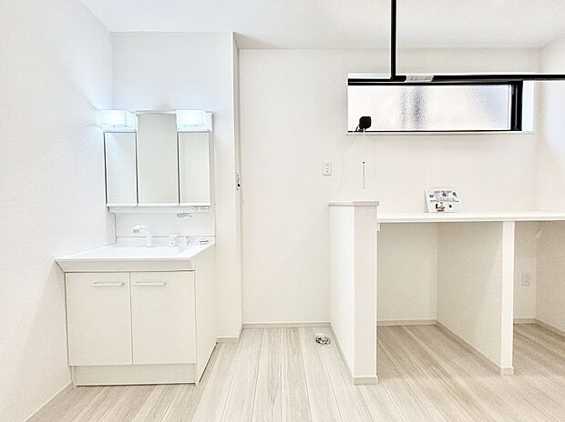 大きく見やすい三面鏡で清潔感ある洗面台は、身だしなみチェックや肌のお手入れにおすすめです。