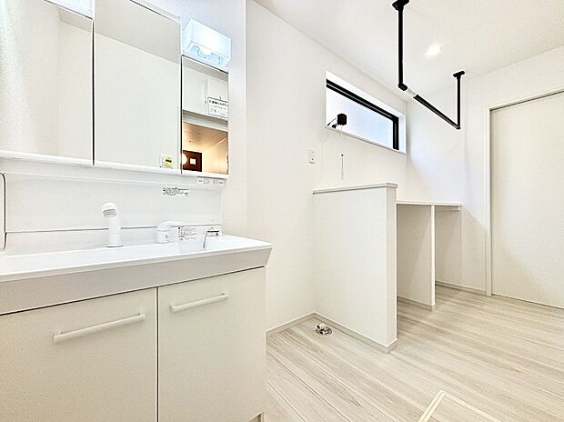 1日の始まりも心地よく!柔らかな朝の光を感じられる窓がついた洗面室