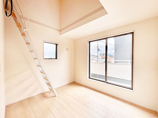ロフトのあるお部屋は、天井が高く設けられているので開放感があります。