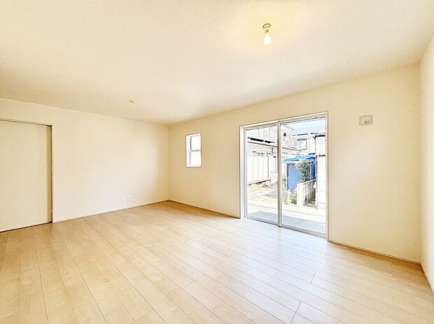 ご家族の賑やかな話し声で包まれる明るいリビング