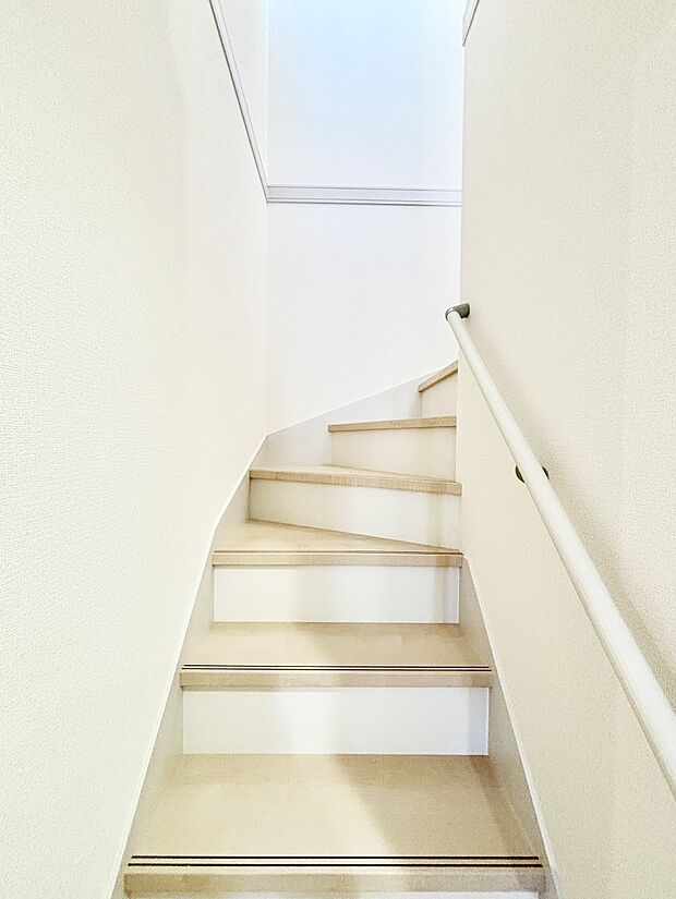 階段は手すり付きなので小さなお子さまやご高齢の方も安心です