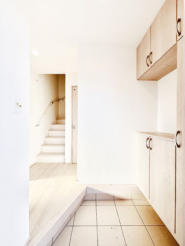 ご家族やお客様を気持ちよくお出迎えできる穏やかな雰囲気の玄関です。