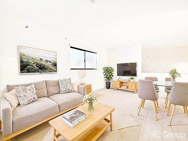 ご家族の賑やかな話し声で包まれる明るいリビング ※家具はCGです