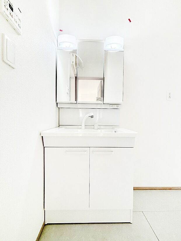 三面鏡キャビネット・シャワー付き洗面化粧台で忙しい朝の身支度もスムーズに!