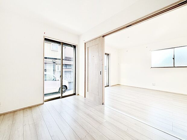 リビングに隣接した洋室。引き戸を開放するとリビングと繋がる憩いの空間に変身!