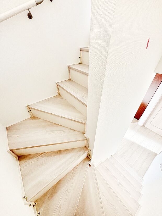 小さなお子様やご年配の方に嬉しい配慮！階段には手摺付きです。