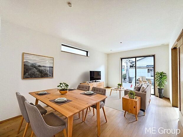 ご家族の賑やかな話し声で包まれる明るいリビング ※家具はCGです