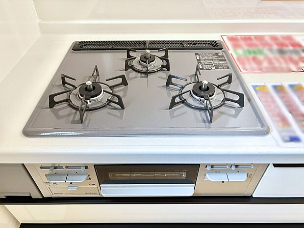 ガスコンロはSiセンサー搭載。火力調節や焦げ付き・消し忘れも防いでくれます。