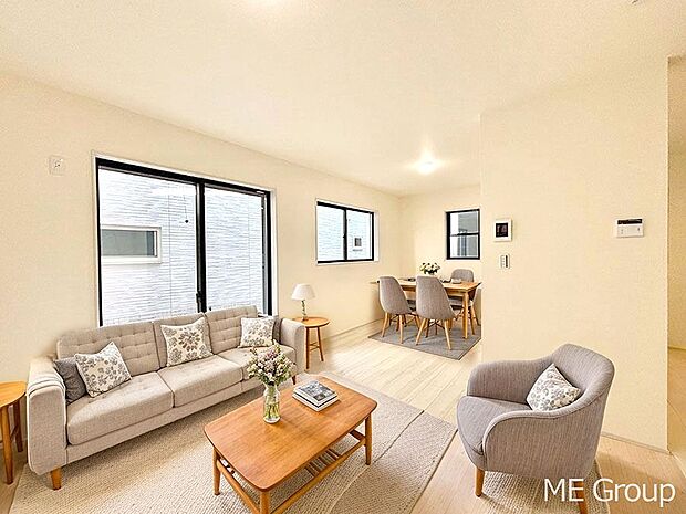 ご家族の賑やかな話し声で包まれる明るいリビング  ※家具はCGです