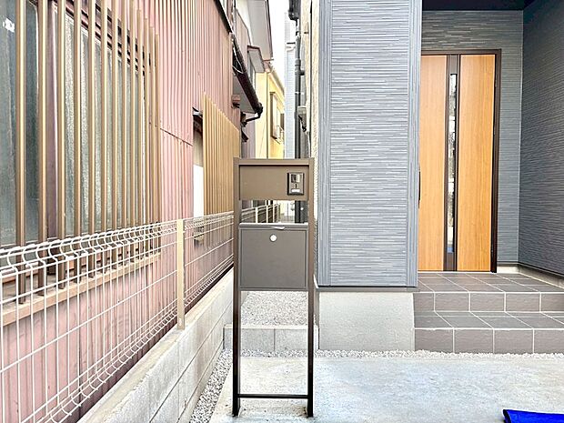 シンプルデザインのポスト。