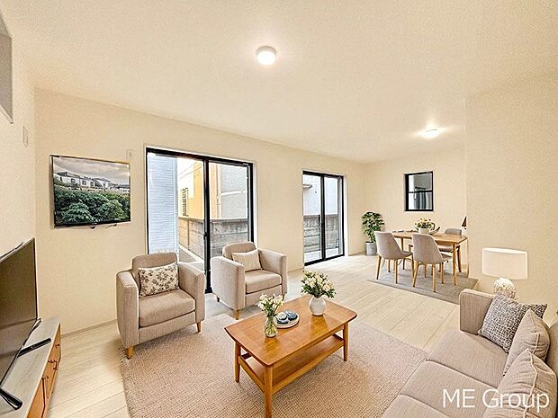 ご家族の賑やかな話し声で包まれる明るいリビング ※家具はCGです