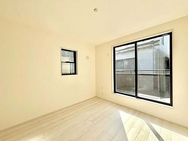 バルコニーが開放感をプラスしてくれる洋室