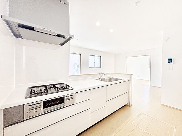 カウンター越しに楽しいおしゃべり。いつものお料理がもっと美味しくなりそうですね。