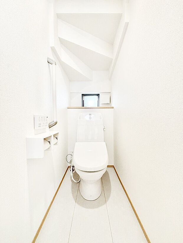 清潔感あるシャワートイレ。小窓から光が注ぎ込みます!