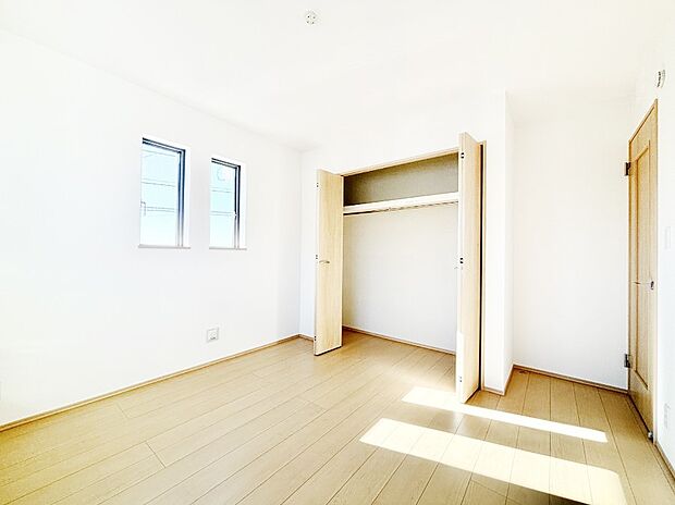 洋室には物入付き。スッキリとした空間でゆったり寛げます！