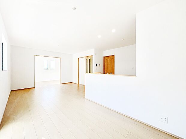 家族の笑顔が自然と生まれてくる、そんな雰囲気のダイニングに仕上がっています。