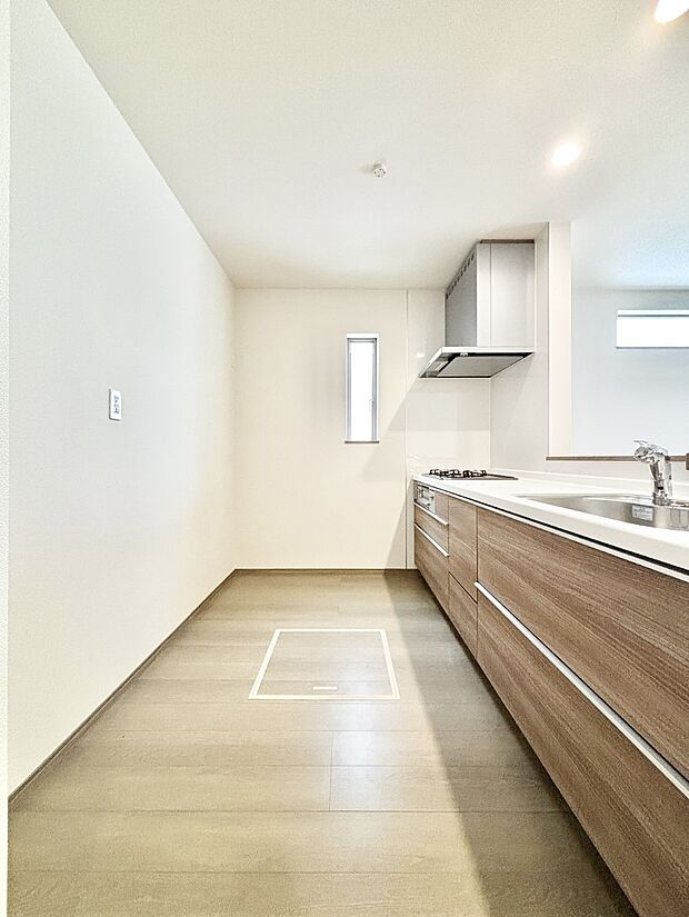 爽やかな風が通り抜けるキッチン。窓があるので明るく換気にも役立ちます。