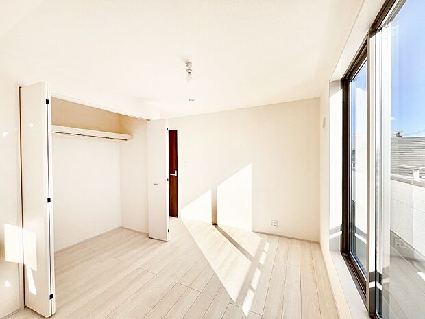 やさしい光がさしこむ居室はしっかり収納付き