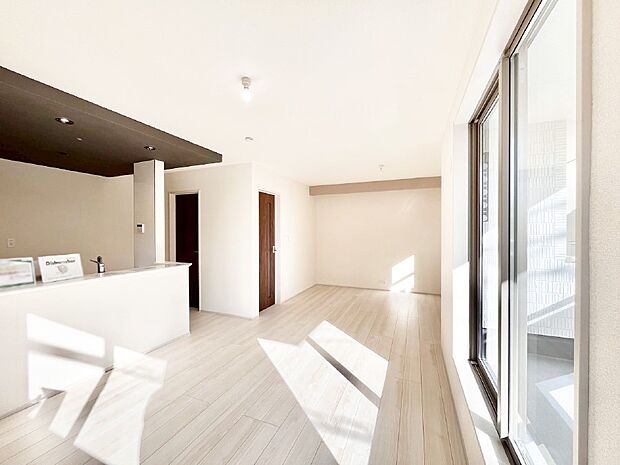 家族の笑顔が自然と生まれてくる、そんな雰囲気のダイニングに仕上がっています。