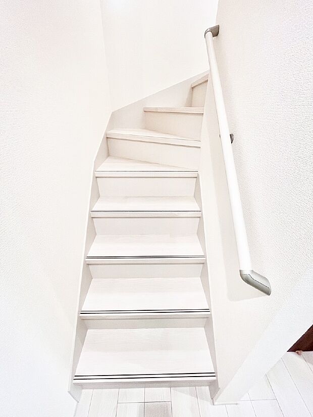 安全性を考慮し階段には手すりを設置しています